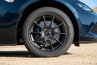 RAYSの16インチ鍛造アルミホイール「ZE40 RS」を装備。4本で3.2kgの軽量化を実現している。