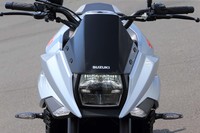 小ぶりなバイザーとヘッドランプが、往年の「GSX1100Sカタナ」のイメージと重なる。