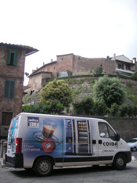 ラバッツァ社のエスプレッソコーヒー自動販売機のサービスカー。