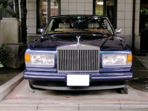 全長×全幅×全高=5270×1885×1485mm、ホイールベース=3060mm、車重=2350kg のヘビー級サルーン。パワーソースの6.75リッターV8は、伝統に従って正式な出力は公表されないが、資料によれば触媒付きで 218ps/4200rpmと、46.9kgm/1500rpmを発生する。トランスミッションは3段AT。