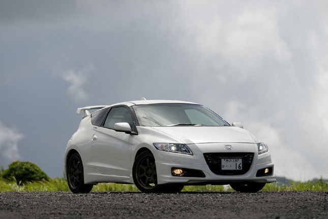 【スペック】全長×全幅×全高=4080×1740×1395mm/ホイールベース=2435mm/車重=1130kg/駆動方式=FF/1.5リッター直4SOHC16バルブ(114ps/6000rpm、14.8kgm/4800rpm)、モーター(14ps/1500rpm、8.0kgm/1000rpm)/価格=249万8000円(テスト車=425万550円/車体色(プレミアムホワイトパール)=3万1500円/Honda HDDインターナビシステム(リアワイドカメラ付き)+ETC車載器=28万6000円/無限CR-Zオリジナルパーツ=合計143万5050円)