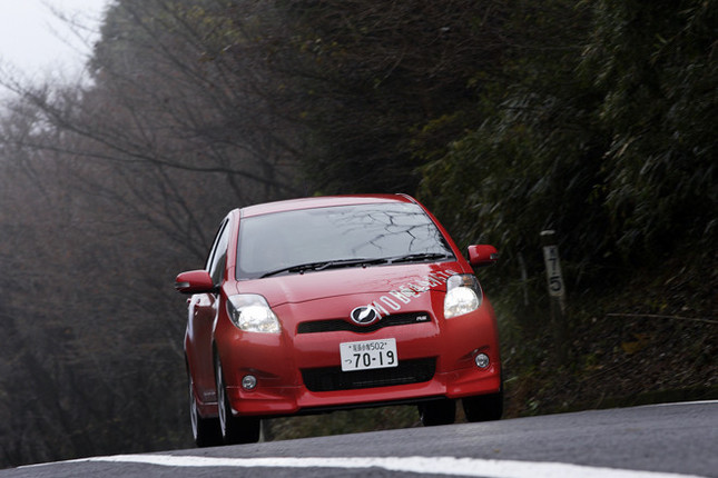 【スペック】ヴィッツ“TRDターボM”(:全長×全幅×全高=3800×1695×1505mm/ホイールベース=2460mm/車重=1070kg/駆動方式=FF/1.5リッター直4DOHC16バルブ(150ps/6000rpm、20.0kgm/4800rpm)/価格=221万5500円(テスト車=295万7850円/HDDナビゲーションシステム=25万9350円/ヘリカルLSD=3万1500円/スマートエントリー=4万950円/フロントバンパースポイラー=3万7800円/インテリアパネルセット=2万5200円/マスターキット=34万9650円)