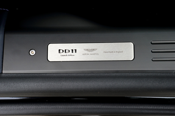 ドアシルに装着された「DB11 Launch Edition」のプレート。映画の劇中車として使用されたことから「DB10」という車名は量販モデルでは使われないこととなった。