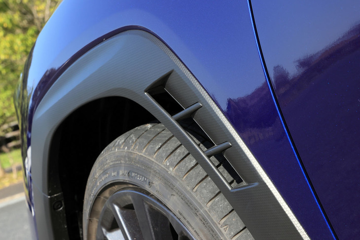 前後フェンダーの後方には、装飾ではなく本物のエアアウトレットを装備。また各ガーニッシュの表面には凹凸のある空力テクスチャーが施されており、空気の流れを整えることで操縦安定性の向上を図っている。