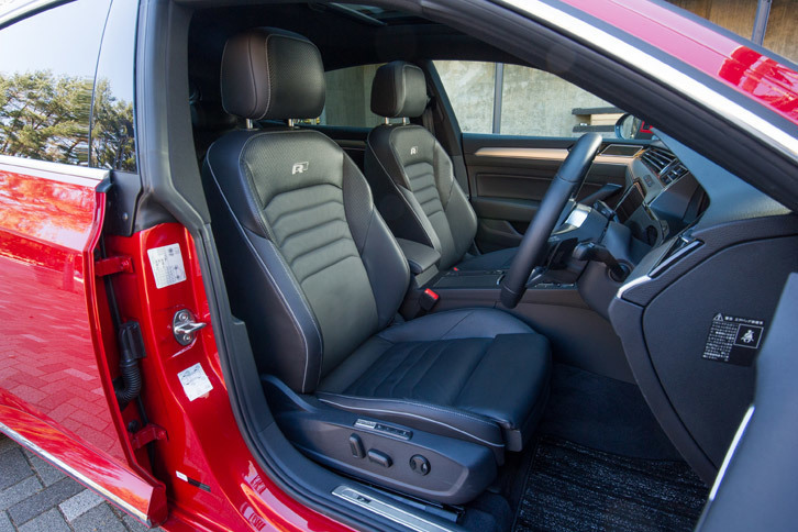 グレードを問わず標準装備となるナパレザーのシート。上級グレードの「アドバンス」では、マッサージ機能や電動調整機構のメモリー機能なども搭載される。