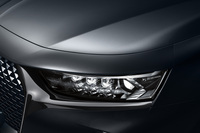 シャイニーブラックのエクステリアパーツでコーディネートされた「DS 7クロスバック リーニュノアールBlueHDi」。