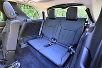 最新モデルでは3列目シートが標準装備になっている。座面も背もたれも足元まわりの空間も大人が座るに十分なサイズだ。