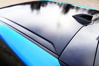 今回のテスト車のグレードは17インチのタイヤ&ホイールやブラック塗装のリアバンパーなどを備えた「A“ツーリングセレクション”」。幾何学調のルーフフィルムは“ツーリングセレクション”のみに設定されるオプション装備(5万4000円)となる。