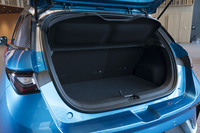 後席使用時の荷室容量は345リッター。60:40の分割可倒機構が備わる後席の背もたれをすべて倒せば1310リッターにまで拡大できる。