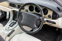 2001年式「XJ8」のインテリア。