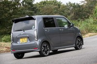 クリアータイプのリアコンビランプは「カスタム」専用装備となっている。