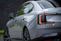 「ES90」のラインナップでトップグレードに位置づけられる4WD車「ウルトラ ツインモーター パフォーマンス」の車両本体価格は1229万円。同パワーユニットを搭載するSUV「EX90プラス ツインモーター パフォーマンス」よりも170万円安い価格設定だ。