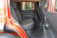 「ジムニー シエラ」よりも340mm長いホイールベースのおかげで、「ジムニー ノマド」の後席はひざまわりのゆとりが拡大している。座面自体がより厚いなど、質的な違いもある。