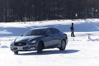 筆者が“場違い感”を覚えたというFRの「スカイライン200GT-tタイプP」。実際、ツルツルのスキッドパッド上をまともに走らせることはかなり難しく、多くの参加者がてこずっていた。試しにVDC機能をオフにしてみると、ほとんど前に進まなくなった。