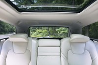 ボルボ伝統の、ワンタッチで折り畳める後席ヘッドレスト。ドライバーが後方視界を確保するのに役立つ。