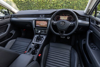 インテリアデザインは、他の「パサート」シリーズに準じたもの。今回試乗した上級グレード「アドバンス」には、液晶デジタルメータークラスター「アクティブインフォディスプレイ」が標準装備となる。