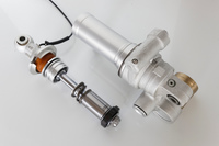 電子制御セミアクティブサスペンション装着車には、よりライダーの好みに合わせたセッティングを実現するため、サスペンション内部のシムを交換する「シム・パッケージ」というオプションも用意されている。