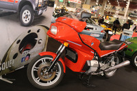 ショーにおいて、ティエリー氏らのブースは、いつも珍車で彩られていた。2018年の「レトロモビル」の『ヤングタイマー』ブースで。「シトロエンGSA」のフラット4エンジンを搭載したバイク「BFG1300」(1982年)。