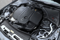 パワーユニットは2リッターディーゼルターボエンジンと、48Vマイルドハイブリッド機構の組み合わせ。ハイブリッド機構の刷新により、従来型より強力なモーターアシストと効率的なブレーキ回生を実現している。