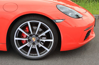 タイヤサイズは前が235/35ZR20で、後ろが265/35ZR20。試乗車には「ピレリPゼロ」が装着されていた。