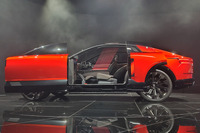 助手席側のドアが開いた状態の「センチュリー クーペ」。ここから降りてきたら、「どこの貴族だ?」と観衆の注目を集めること間違いなし。