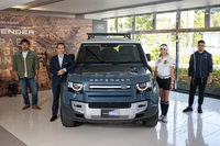 左から、ラグビープレーヤーの田村 優選手、プロゴルファーの原英莉花選手、ジャガー・ランドローバー・ジャパンのマグナス・ハンソンCEO、ラグビープレーヤーの稲垣啓太選手。