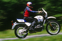 1987年に登場した「R100 GS」(写真)と「R80 GS」より、市販モデルでも車名から“スラッシュ”がなくなった。