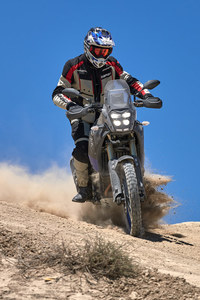 他のアドベンチャーモデルとは一線を画す、スリムな車体に注目。車両重量もガソリン満タンの状態で204kgに抑えられている。