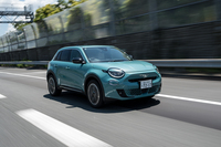 今回の試乗車は上位グレードの「ラプリマ」。価格は419万円ながら、最初の600台に限って399万円で販売される。ピクセルパターンのホイールは回転すると独自の表情を生み出す。