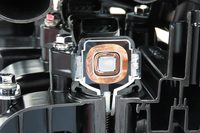 スパークプラグに電気を送るコイル。実は「マルチスパーク」に使われるプラグは一般的なもので、瞬時に2度のスパークを起させる充電と制御にこそ、独自の技術が用いられているとのこと。