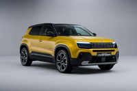 2022年12月に欧州でデビューした「アベンジャー」。「ジープ初のEV!」というふれこみの同車だが、海外では仕向け地に応じて、普通にエンジン車やハイブリッド車も用意されている。