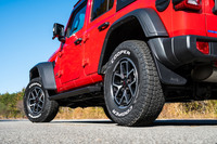 「ディスカバラー ロード+トレイルAT」は「ラングラー」のほか「トヨタ・ランドクルーザー」や「メルセデス・ベンツGクラス」などの適合サイズも取りそろえている。