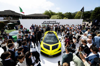 毎年のようにモントレーカーウイークで注目車種を発表するだけに、同イベントのランボルギーニブースに対する注目度は高い。写真は、世界中から集まったジャーナリストや招待客に囲まれる「フェノメノ」。