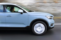 ウインター性能を備えたタイヤだからといって、ドライ路面で違和感をおぼえるようなことはない。操縦安定性はしっかりしていて、高速コーナーも安心してクリアできる。