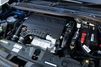 「SUV 2008」に搭載される1.2リッター直3ガソリンターボエンジン。2020年11月には電気自動車(EV)バージョンも納車が開始される。