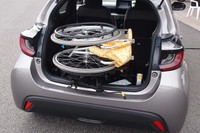 装置のサポートにより、車いすはまず写真の位置まで引き上げられる。この後、さらにスイッチ操作で奥へとスライドさせて、収納完了となる。