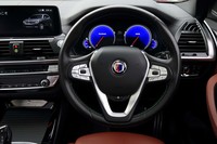 表皮にラヴァリナレザーを採用したステアリングホイール。ブルーとグリーンのステッチも特徴のひとつ。