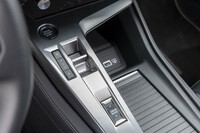 センターコンソールには、スターターボタンのほか、シフトセレクターやドライブモードの切り替えスイッチが並ぶ。