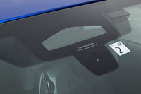 現行型「BMW 3シリーズ」に搭載される、予防安全・運転支援システムをつかさどる3眼カメラ。(写真:郡大二郎)