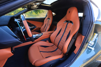 クラシカルなデザインの「デイトナスタイルシート」を装備。室内にふんだんに使われたオレンジのレザーの名称は「テッラアンティカ」。