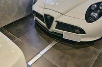 日本ビルディング経営企画の設計を担当する、一級建築士の和久利修さんによれば、クルマを美しく収める器をつくるためには、建物のデザインでがんばりすぎないことが肝要とのこと。除湿機やドレーンなど、愛車維持のためのノウハウは千葉さんから学んだという。