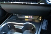 「おくだけ充電」は2万4200円のオプション。その上にある2つのUSBタイプCポートは充電専用で、「Apple CarPlay」と「Android Auto」を利用するにはコンソールボックス内のUSBタイプAを使うことになる。