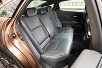 FFパッケージを生かし、後席の足元は先代よりもずっと広い。ドアのソフトクローザー機能(半ドア状態でも自動で閉まる)はリアドアだけに付いている。