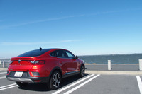 流麗なルーフラインが目を引く「アルカナ」のボディーサイズは全長×全幅×全高=4570×1820×1580mm、ホイールベースは2720mm。CセグメントSUVのハイブリッド車としては軽い1470kgの車重も特徴だ。