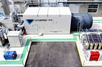 トヨタの元町工場に設置された、燃料電池とマイクロガスタービンによるハイブリッド発電システム。自動車メーカーの間では、次世代環境車の開発だけでなく、生産現場でのCO2削減に対する取り組みも進められている。