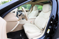 セミアニリン仕上げのフルレザーシート。20Wayの電動調整機構付きで、ヒーターやベンチレーション機構、マッサージ機能などが装備される。