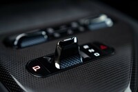 シフトセレクターはセンターコンソールに配置。ごく小さなスイッチを介して切り替える。