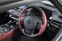 ステアリングホイールは「イグニッションレッド」とブラックのツートン仕立て。ウインカーレバーは左から生える。