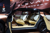 観音開きのドアを持つ「エレバンス コンセプト」。3列シートの乗車定員は6人となっている。