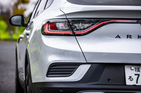 基本形状に変更はないが、クリアレンズの面積が広がった新デザインのリアコンビランプを採用。「ARKANA」のエンブレムは従来型のシルバーからブラックに変更された。